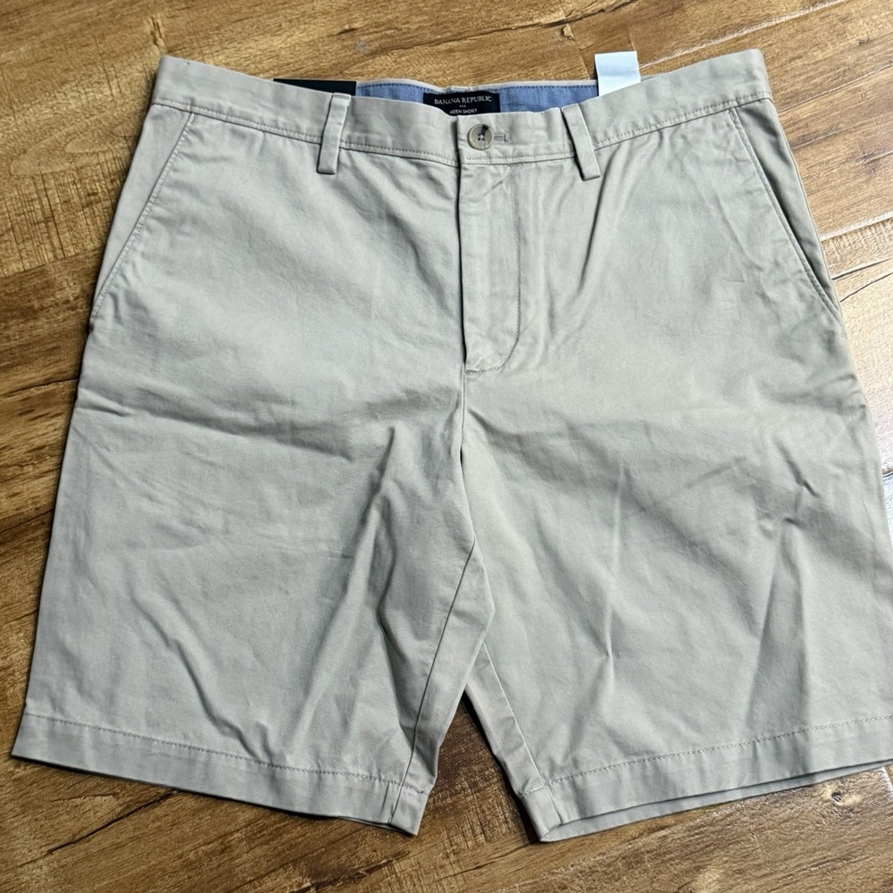 Banana Republic Men's Aiden Chino Shorts 32 Khaki Flat Front - NEW!